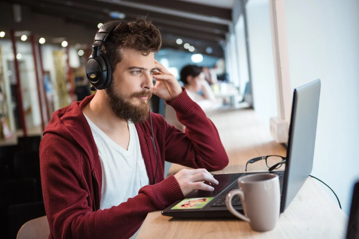 boy with beard using laptop and listening to music 2021 04 02 22 40 25 utc